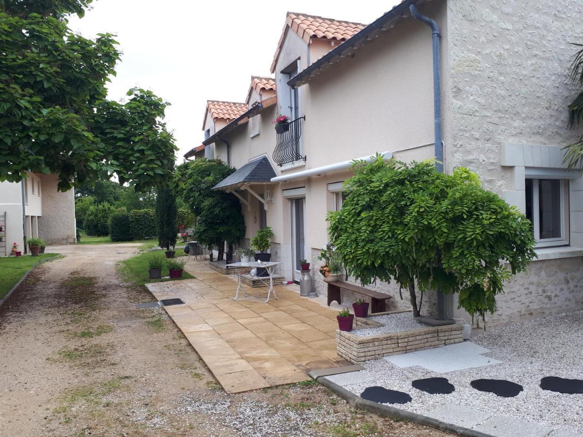 Gite Amanala Poitou Saint-Genest-d'Ambiere Exteriér fotografie